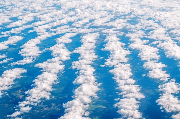 Uguali file di nuvole dall'altezza dell'atmosfera.