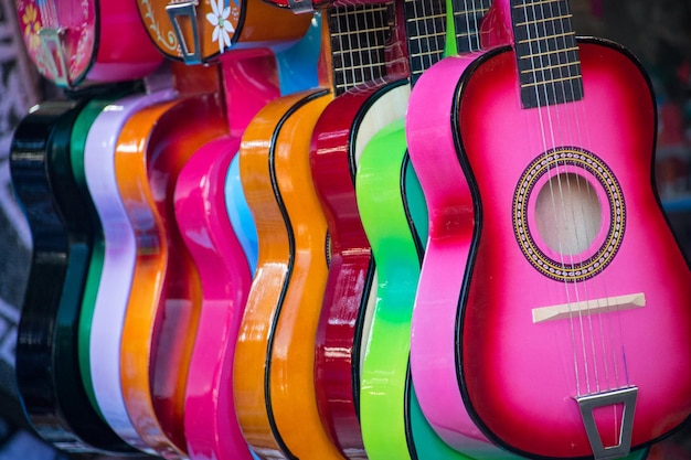 Ukulele colorati su un mercato