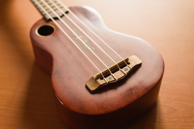 Ukulele d&#39;epoca sul tavolo di legno