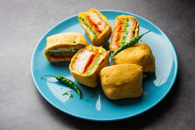 Ulta Vada Pav è fatto con un panino ripieno di patate speziato chiamato pav inside vada inside out wada pao