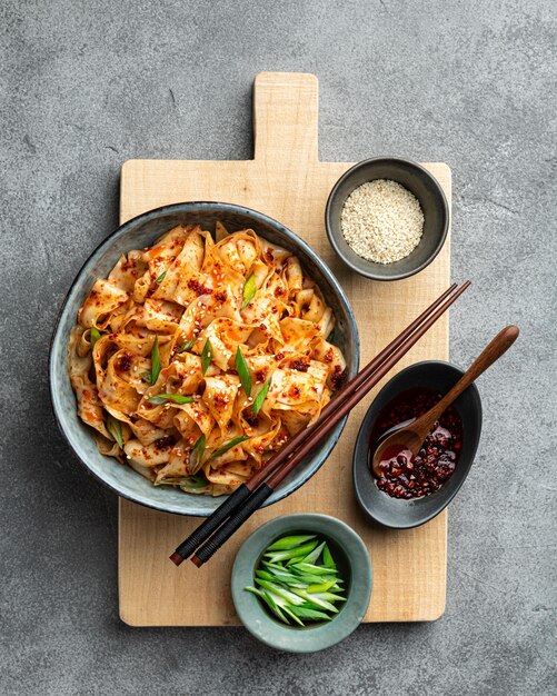 Ulteriore vista della cucina cinese con tagliatelle all'aglio e olio di peperoncino