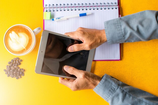 Ulteriori risorse educazione Tecnologia tazza di caffè latte con chicchi di caffè