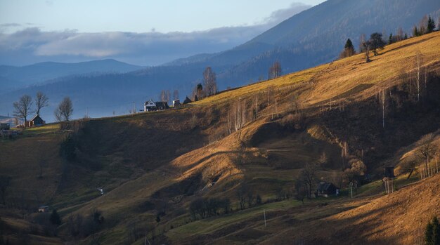 Ultimi giorni di bel tempo nella campagna di montagna autunnale Tranquilla e pittoresca scena delle montagne dei Carpazi ucraini