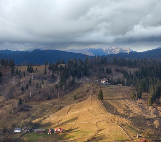 Ultimi giorni di bel tempo nella campagna di montagna autunnale Tranquilla e pittoresca scena delle montagne dei Carpazi ucraini