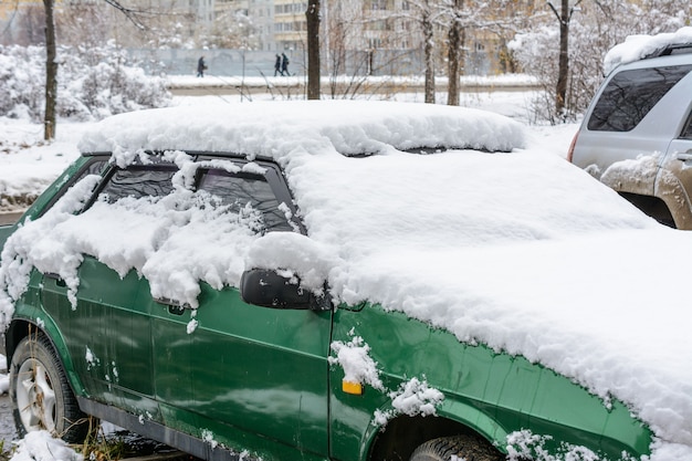 Ulyanovsk, Russia - 04 dicembre 2019: Auto coperta di neve bianca fresca, auto coperte di neve dopo una bufera di neve