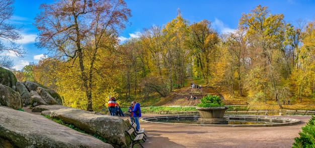 Uman, Ucraina 07.11.2020. Tempio di Poseidone nell'arboreto Sofievsky o Parco Sofiyivsky a Uman, Ucraina, in una soleggiata giornata autunnale