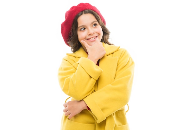 Umore da sogno Vesti come una ragazza di moda Kid bambina carina sorridente faccia in posa nel cappello isolato su bianco Accessorio berretto alla moda per donna Moda primavera Accessorio moda per bambini piccoli