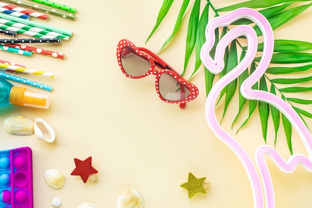 Umore di sfondo estivo, foglia tropicale, occhiali da sole, conchiglie, accessori divertenti