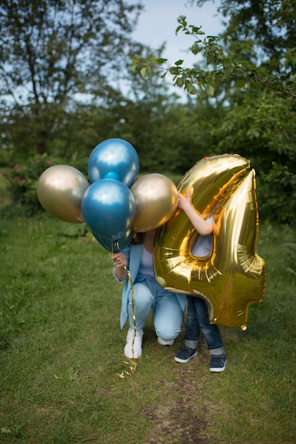 Umore festivo estivo con palloncini, numero quattro