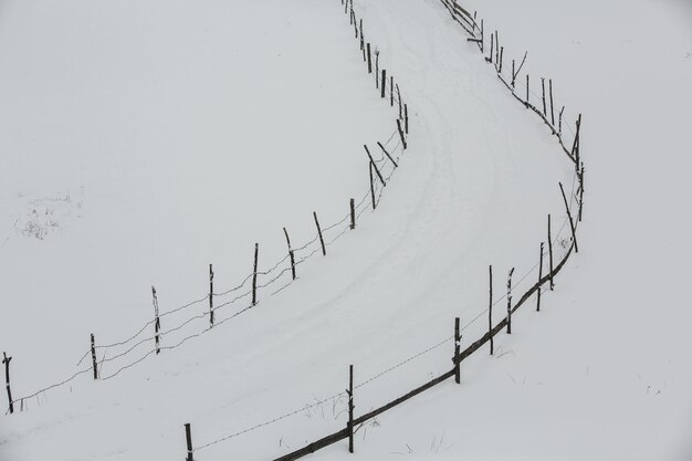 Un'abbondante nevicata nei Carpazi romeni nel villaggio di Sirnea,