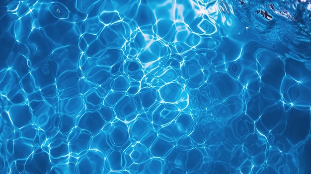 Un'acqua blu in una piscina con il sole che splende sull'acqua.