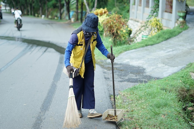 Un addetto ai servizi igienici che spazza la strada