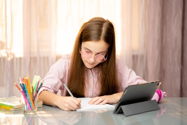 Un'adolescente impara online da casa Istruzione