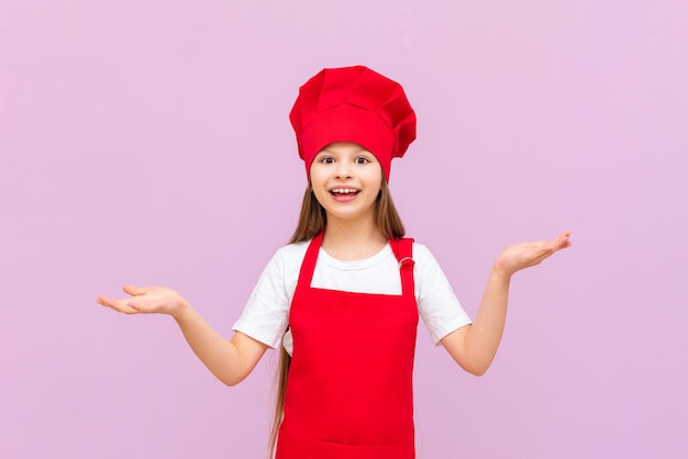 Un'adolescente in costume da chef è molto sorpresa e allarga le mani in diverse direzioni
