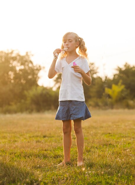 Un'adolescente si diverte al parco