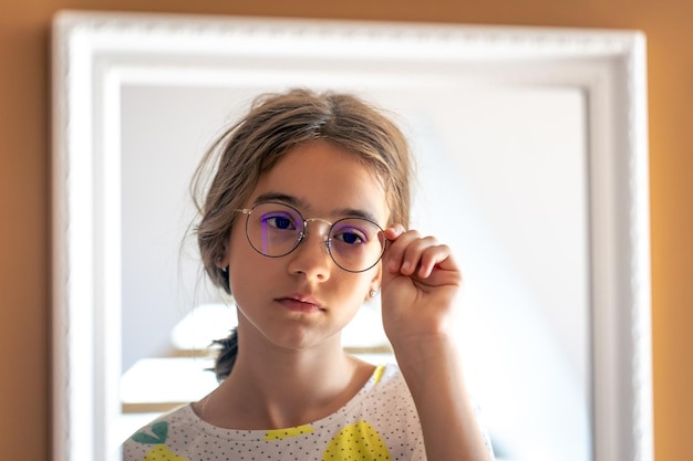 Un'adolescente si guarda allo specchio la mattina