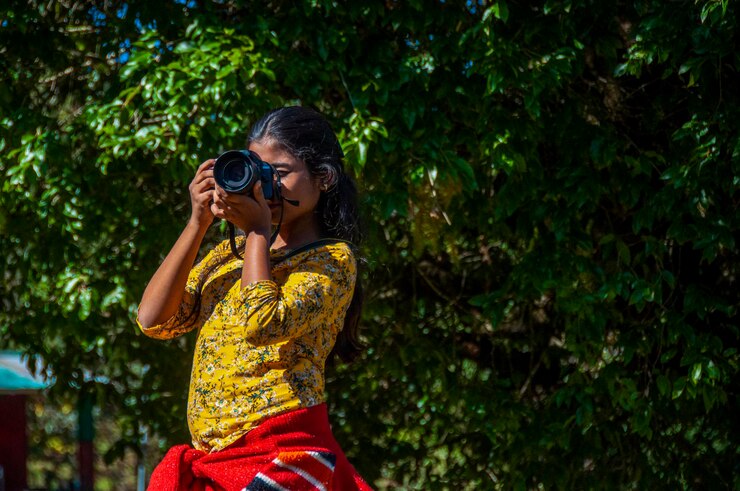 Foto un adolescente sta girando un paesaggio nella natura