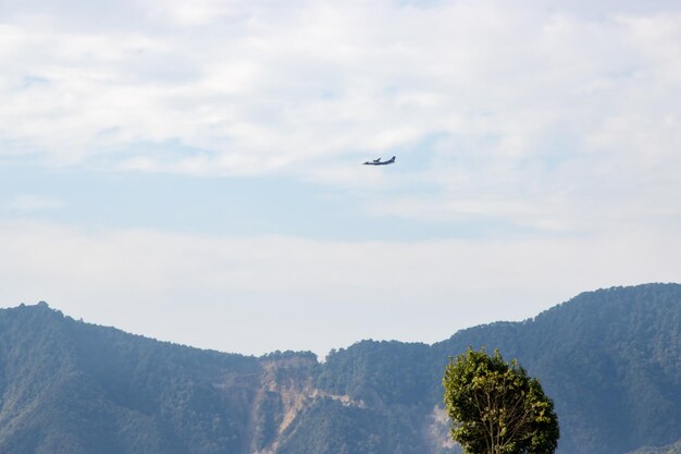 Un aereo sta sorvolando una montagna.