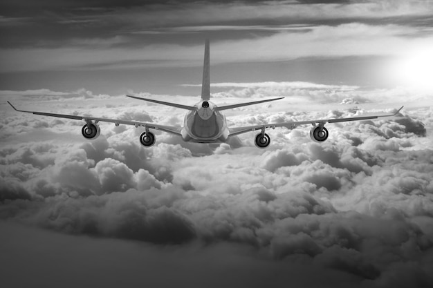 Un aereo sta volando tra le nuvole con la scritta "air" sul lato.