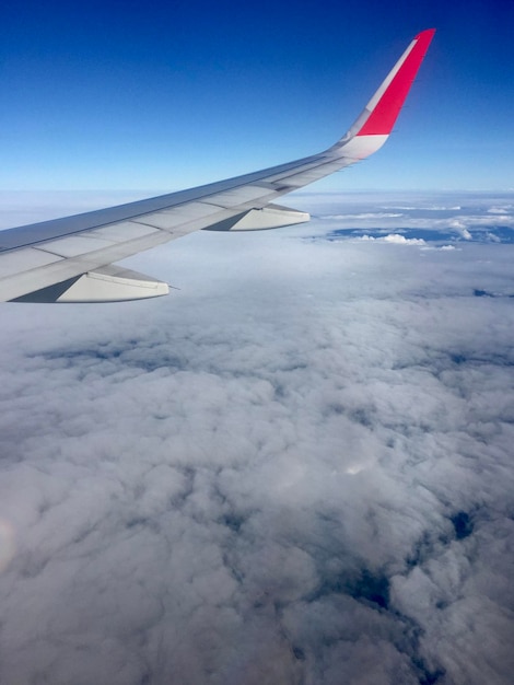 Un aeroplano in aria Guardando attraverso la finestra