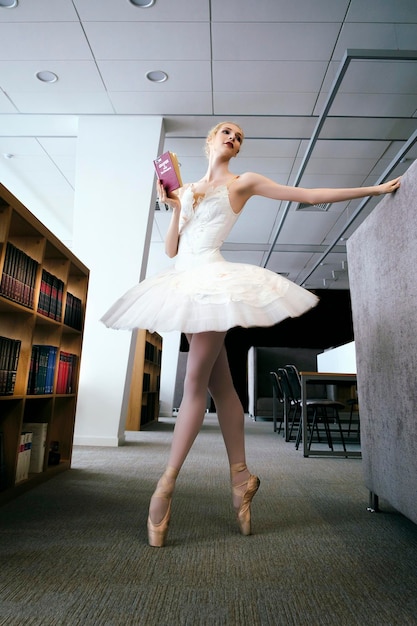 un'affascinante ballerina è andata in biblioteca per scegliere un nuovo libro durante una pausa