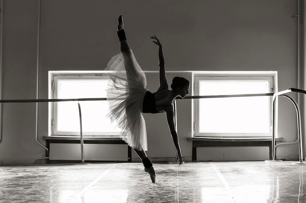 un'affascinante ballerina nella lezione di ballo si sta riscaldando e sta provando uno spettacolo completamente immerso