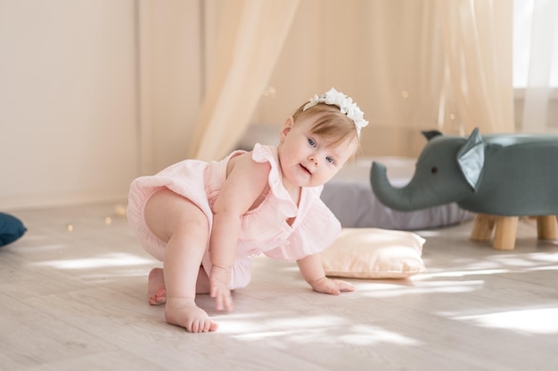 Un'affascinante bambina sta giocando in un'accogliente e luminosa stanza per bambini con un wigwam e peluche L'interno della stanza dei bambini Bambino divertente nella stanza dei bambini a casa