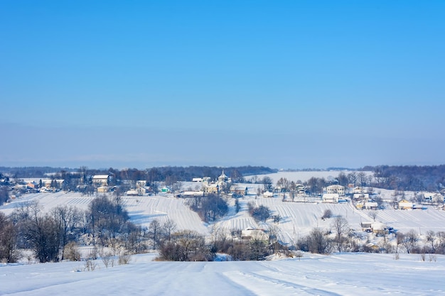 Un affascinante villaggio ucraino nell'Ucraina occidentale in inverno