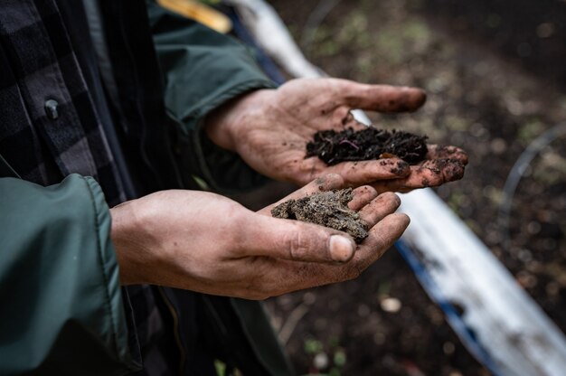 Un agricoltore analizza la fertilità della terra nelle sue mani