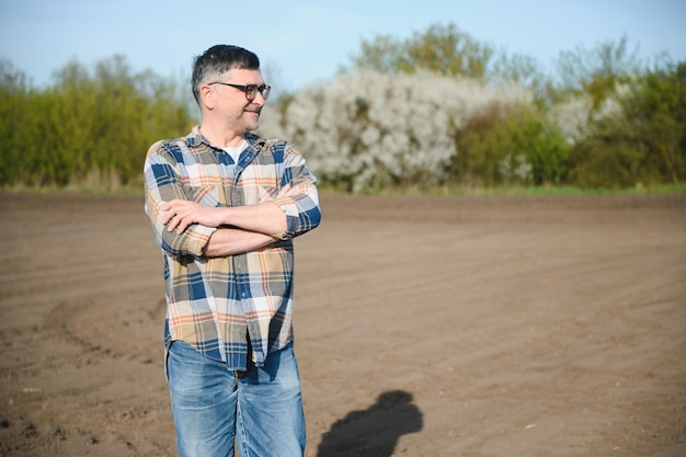 Un agricoltore controlla la qualità del suolo prima della semina