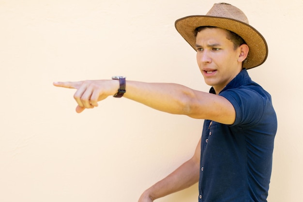 Un agricoltore maschio arrabbiato che gesturing con la sua mano che dà ordini. Concetto di uomo su sfondo bianco