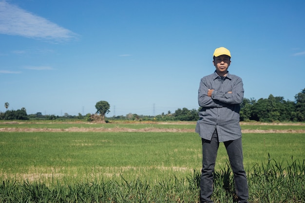 Un agricoltore moderno è orgoglioso dei suoi terreni agricoli in pieno sole durante il giorno.