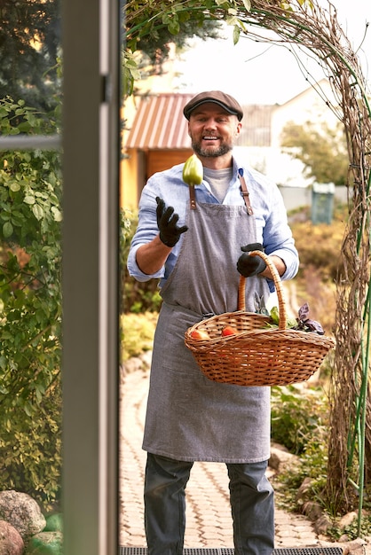 Un agricoltore uomo tiene le verdure nelle sue mani Messa a fuoco selettiva Cibo