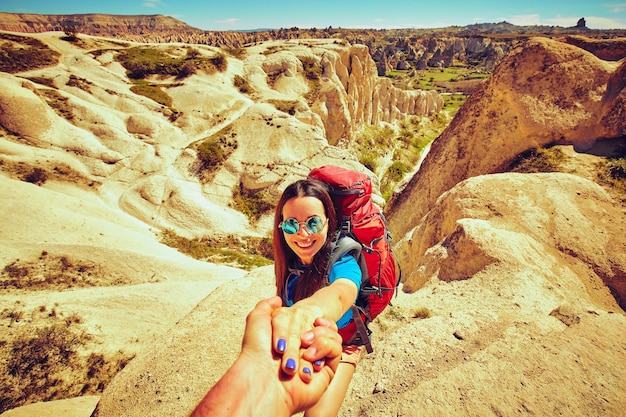 Un aiuto, turisti che si aiutano a vicenda.