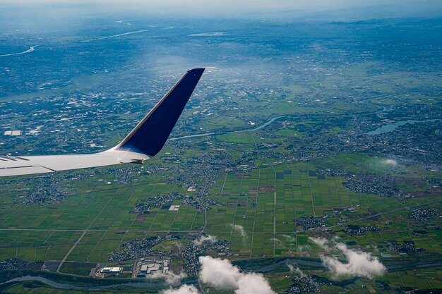 Un'ala dell'aereo è vista dal finestrino di un aereo.