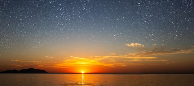 un'alba in mare con bellissime sfumature e stelle