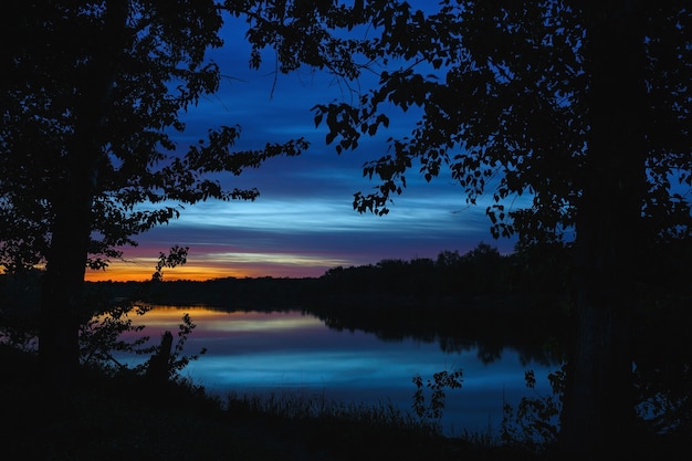 Un'alba luminosa nel cielo notturno