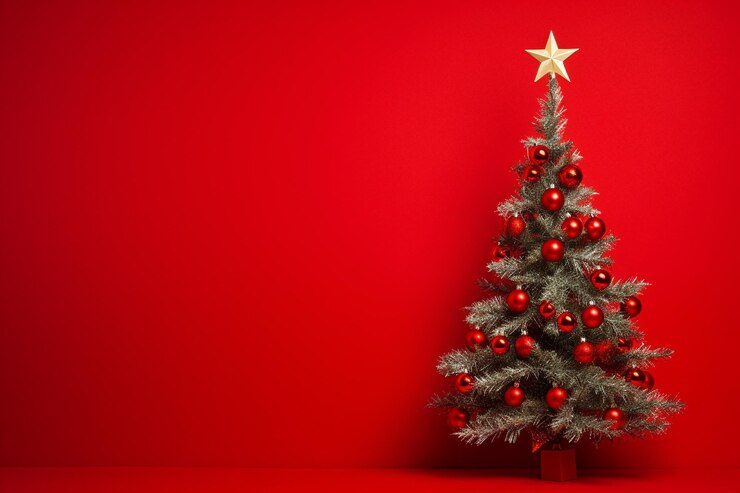 un albero di Natale con ornamenti rossi sul muro