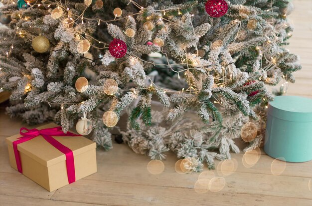 Un albero di Natale con sopra una confezione regalo