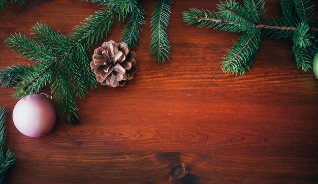 Un albero di Natale con un ramo di pino e una pigna in cima