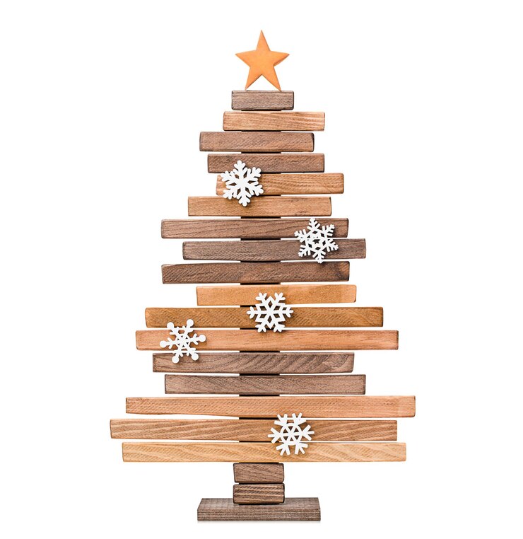 Foto un albero di natale creativo composto da blocchi di legno e fiocchi di neve su uno sfondo bianco isolato