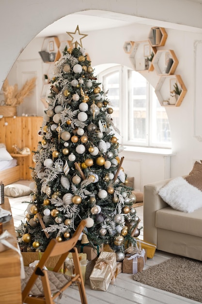 Un albero di Natale decorato con palloncini in un luminoso appartamento 3637