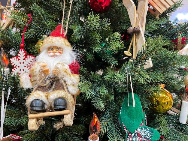 Un albero di Natale decorato con una ghirlanda di candele coni giocattoli di legno Decorazioni di Capodanno Casa accogliente