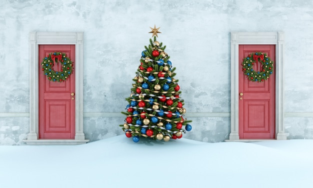 Un albero di Natale decorato sulla neve