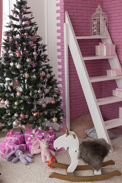 Un albero di Natale rosa con sopra un unicorno