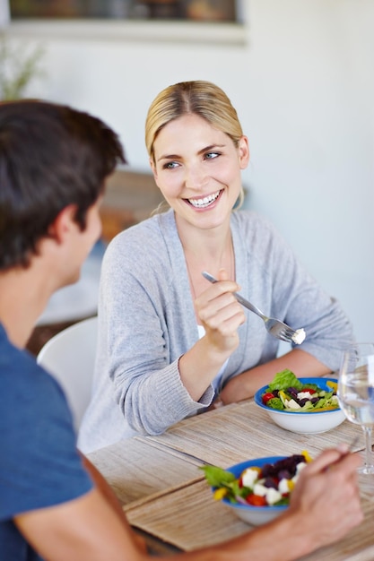 Un'alimentazione sana per trascorrere insieme un sano per sempre Colpo di una giovane coppia felice godendo insieme una sana insalata