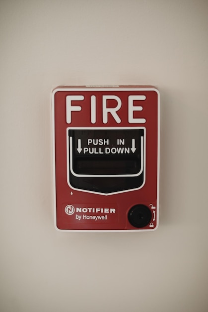 Un allarme antincendio con su scritto "fuoco".
