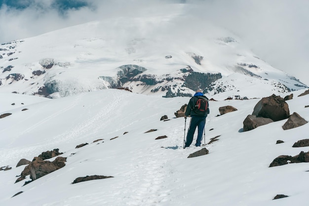 Un alpinista davanti a una grande montagna