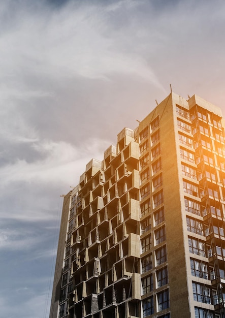 Un alto edificio in costruzione