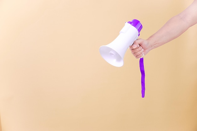 un altoparlante a megafono a mano isolato su uno sfondo beige